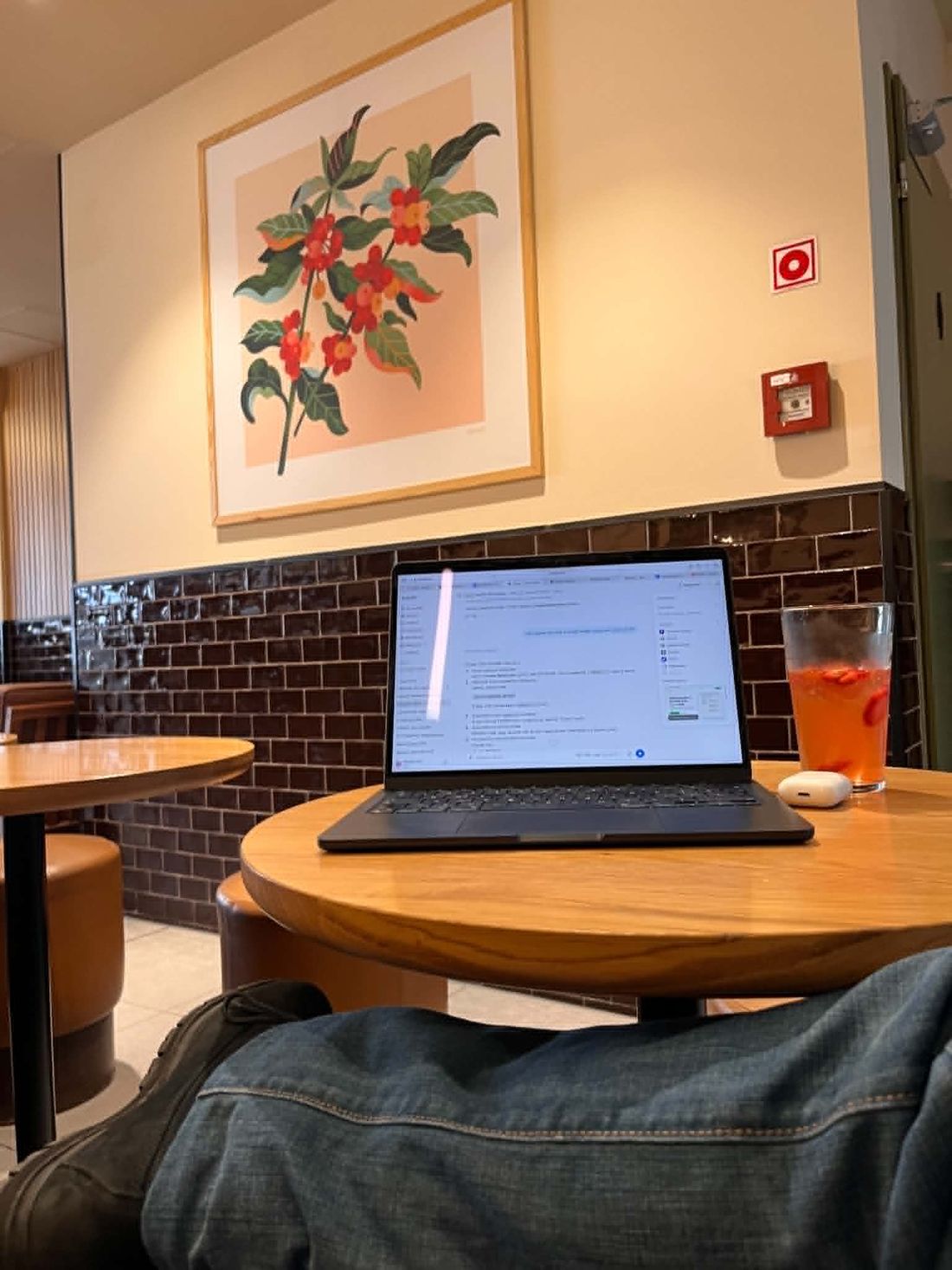 Laptop egy kávézó asztalán